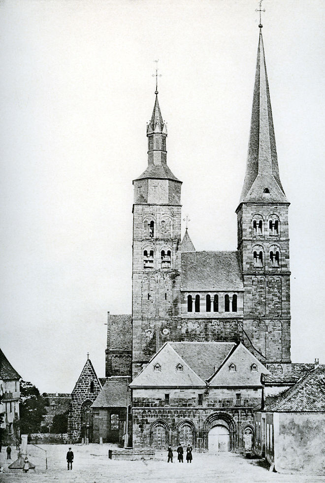 „Die Stiftskirche St. Peter in Fritzlar, 1867“, in: Historische Bilddokumente <https://www.lagis-hessen.de/de/subjects/idrec/sn/bd/id/121-052> (Stand: 30.3.2011)